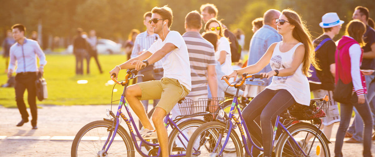 Gente en bicicleta