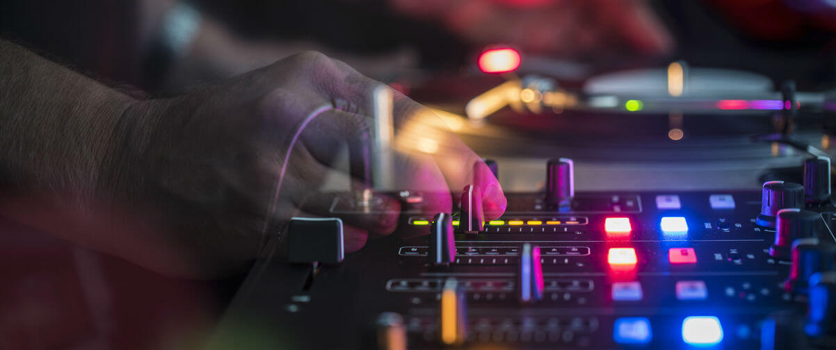 Dj pinchando en discoteca