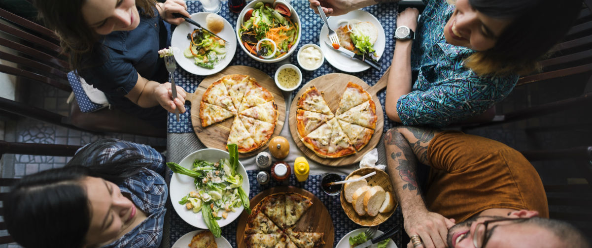 Amigos comiendo pizza