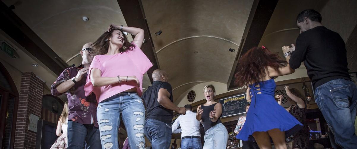 Personas bailando en discoteca