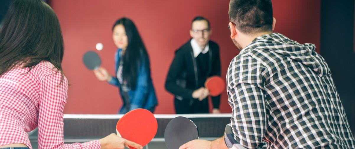 Chicos jugando ping-pong