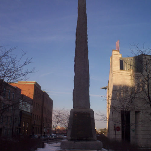 Guía Montreal, Obelisco de los pioneros