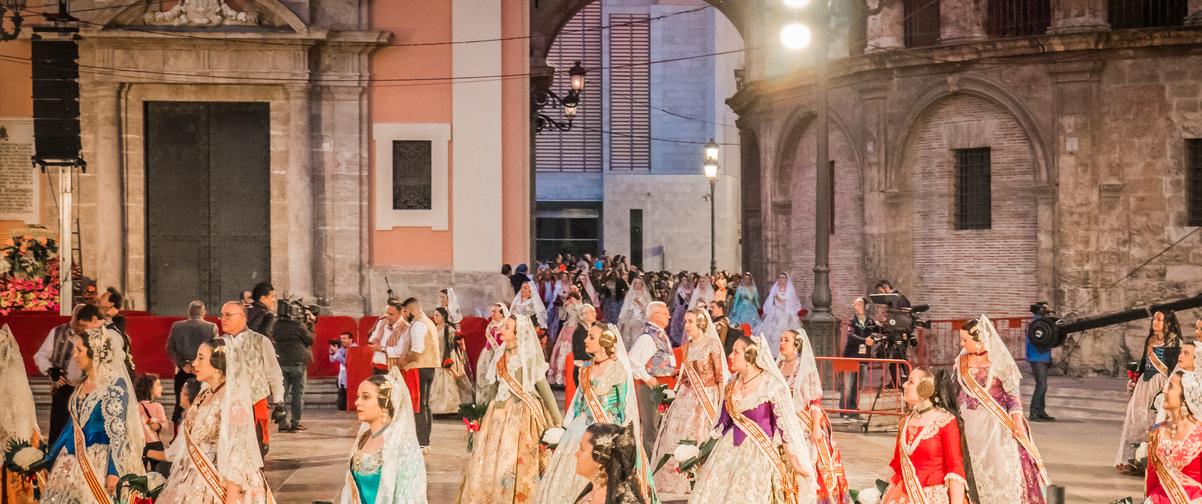 Guía Valencia, Falleras en la plaza