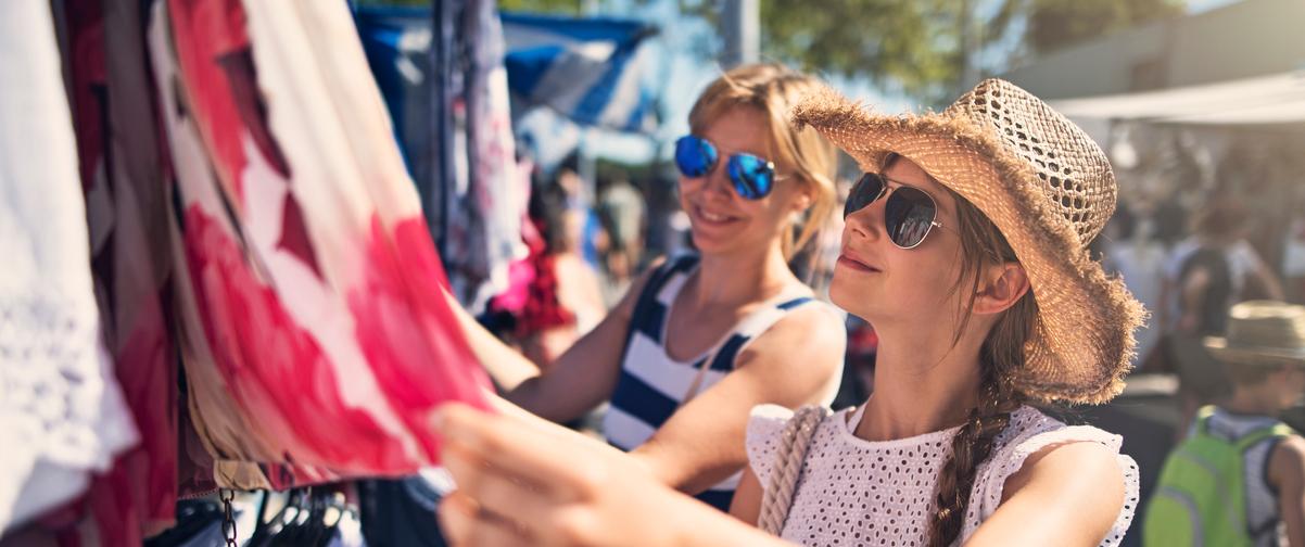 Guía Córdoba, Chicas viendo ropa