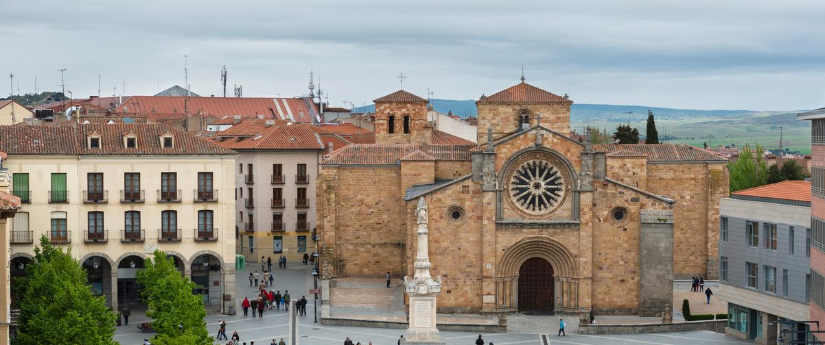 Guía Ávila, Plaza con gente paseando