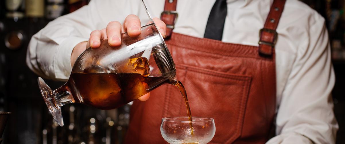 Guía Córdoba, Barman preparando un cóctel