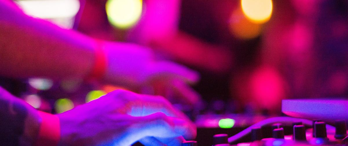 Guía Ibiza, Dj pinchando música en discoteca