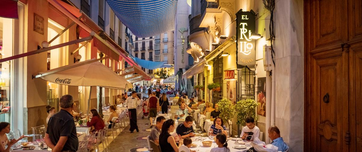 Guía Málaga, Gente cenando en terraza