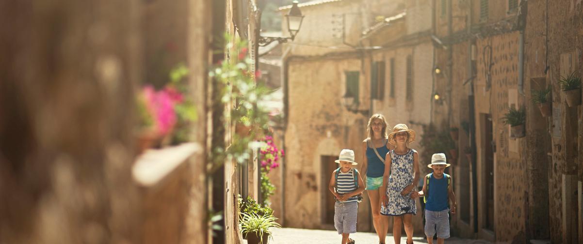 Guía Mallorca, Familia paseando