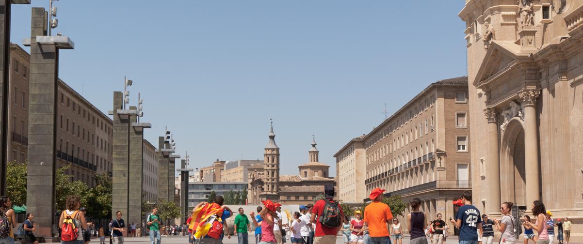 Guía Zaragoza, Gente en plaza