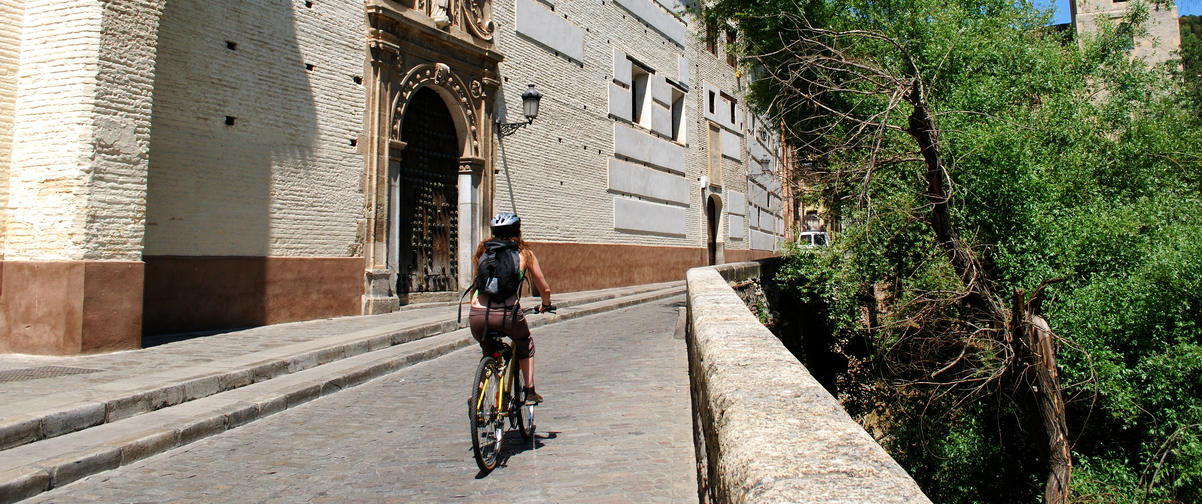 Guía Granada, Chica en bicicleta